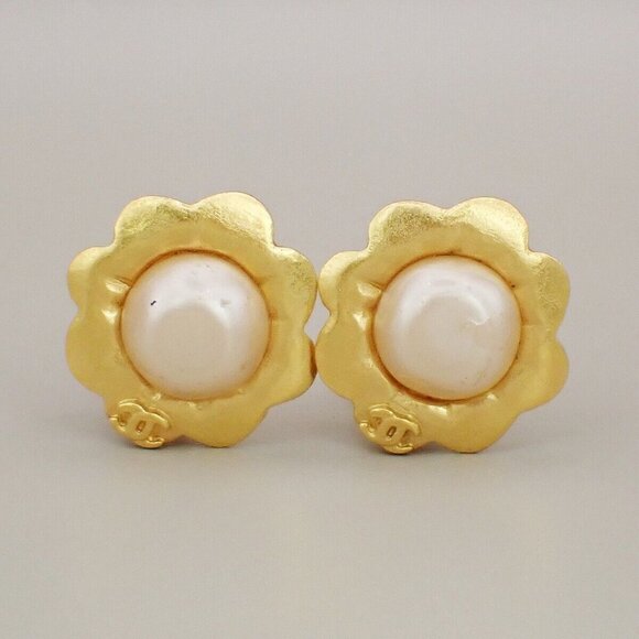 CHANEL CC Logo Imitation Pearl Flower Button Earrings Clip-On 96 P Gold